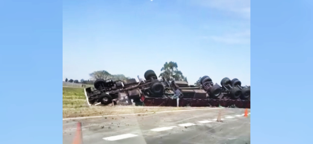 Camión misionero con maderas volcó en Entre Ríos