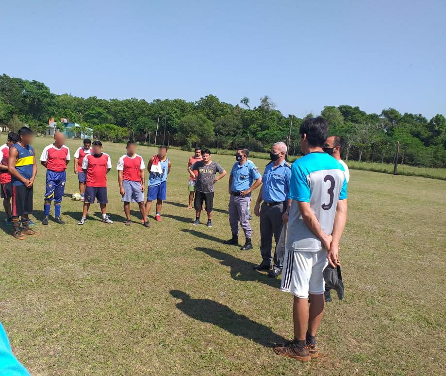 El ex-jugador Gustavo Semino dicta clínicas de fútbol en unidades penales