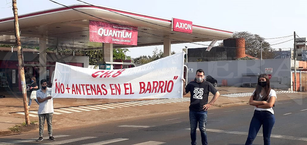 Protestaron contra la instalación de una antena cortando la avenida Uruguay