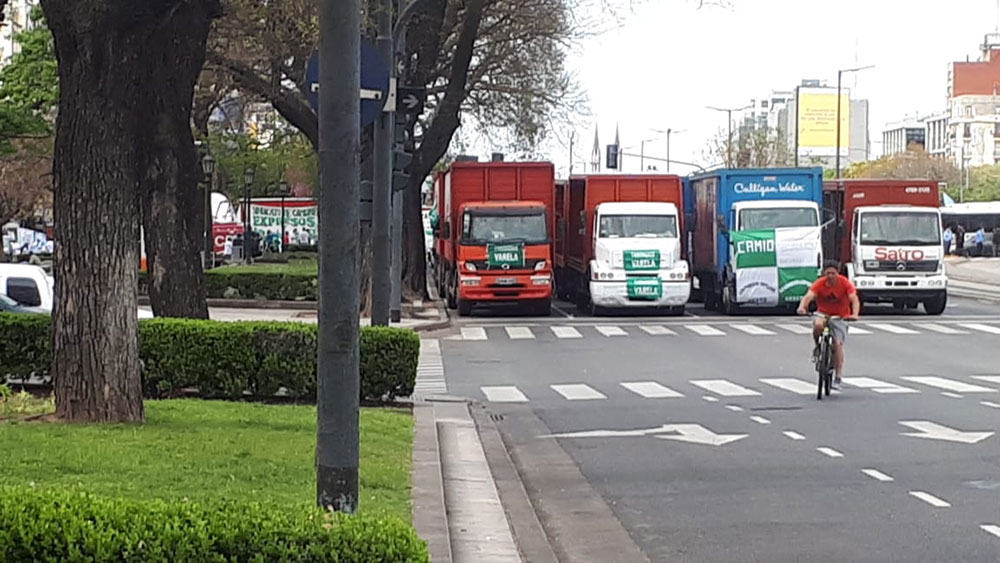 Día de la Lealtad: camiones, colectivos y autos copan la 9 de Julio