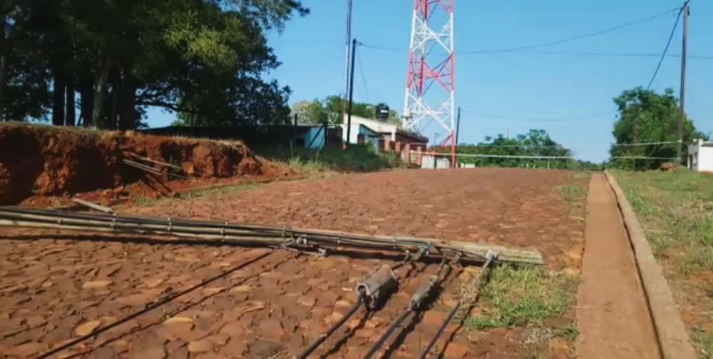 Viejos postes de telefonía se precipitaron a metros de la plaza de Andresito
