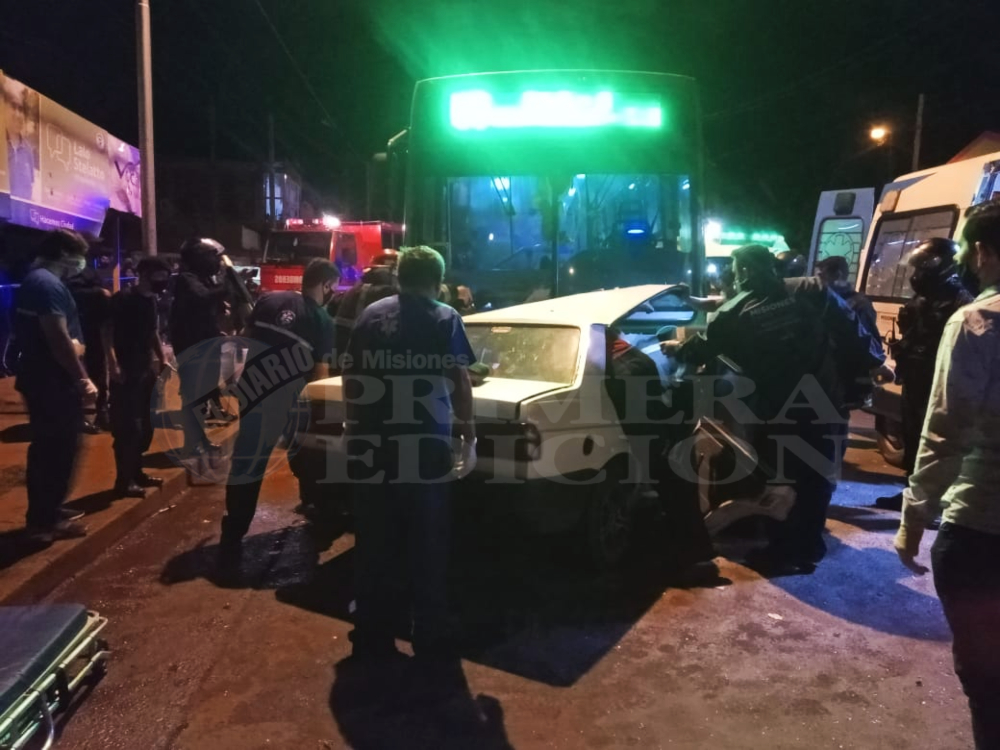 Choque frontal entre un colectivo y un auto dejó a una persona herida
