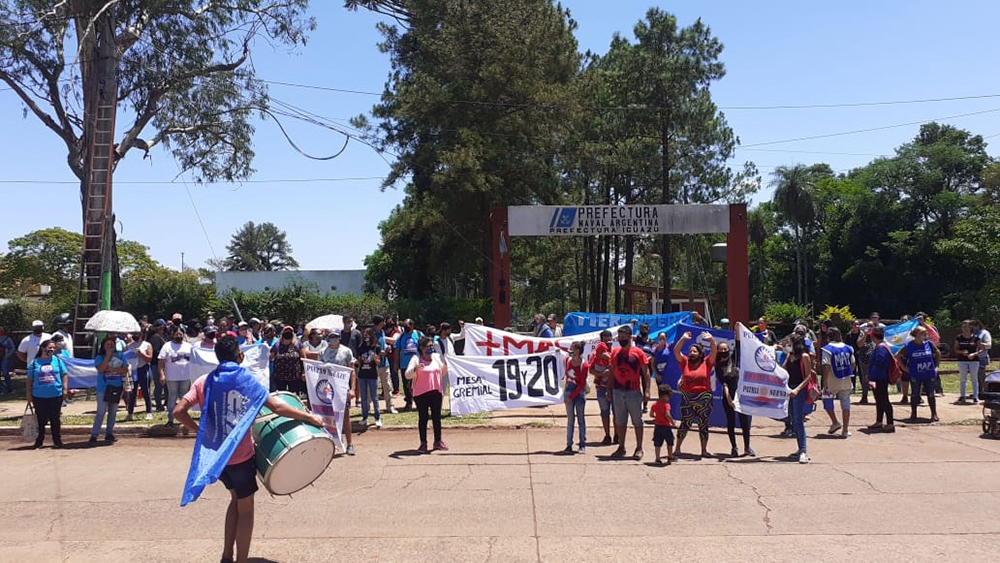 Iguazú manifestación frente a Prefectura