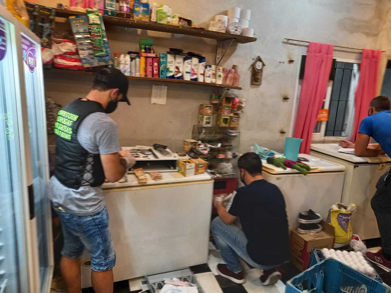 Entre jugos, aceites y jabones, vendían marihuana al menudeo