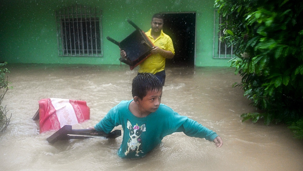 Centroamérica se prepara para la arremetida del nuevo huracán Lota