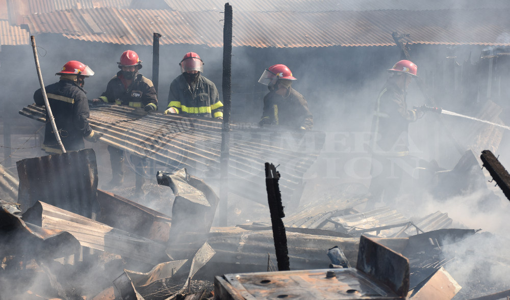 Incendio en un pastizal se propagó y consumió por completo a dos casas