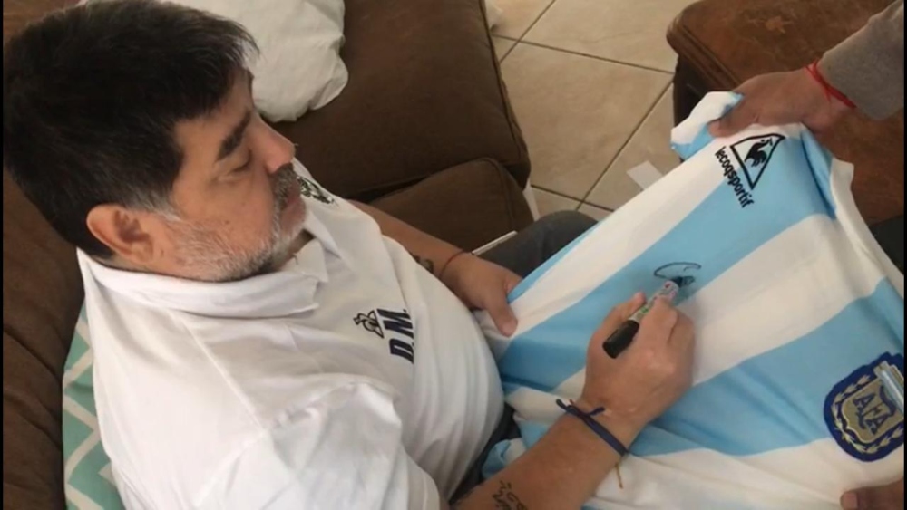 Camisetas firmadas por Diego se venden a más de un millón de pesos