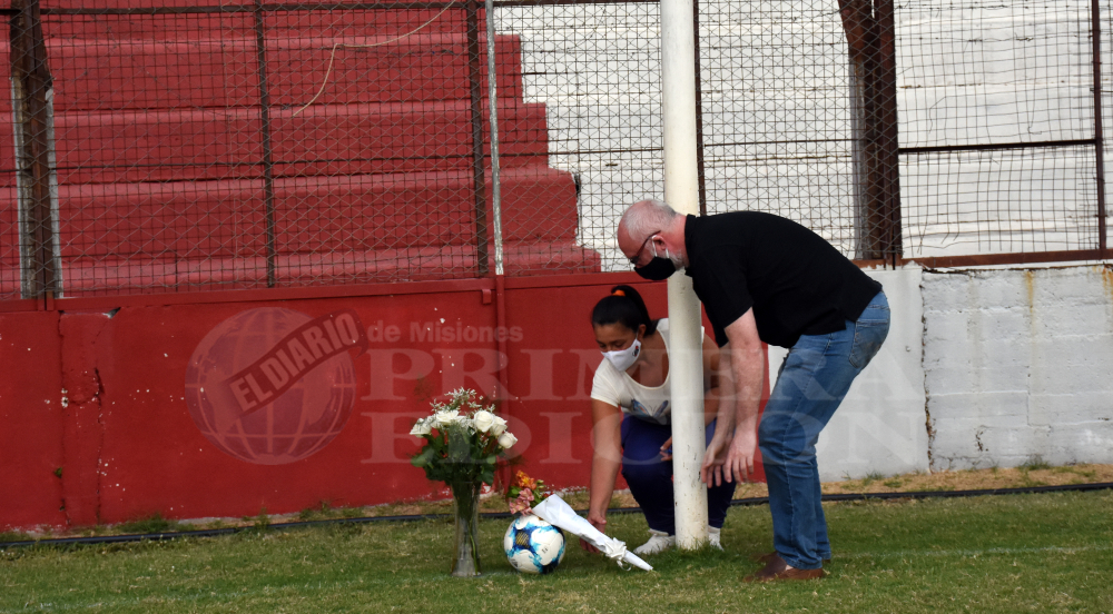 Adiós a Maradona: ofrenda floral en cancha de Guaraní