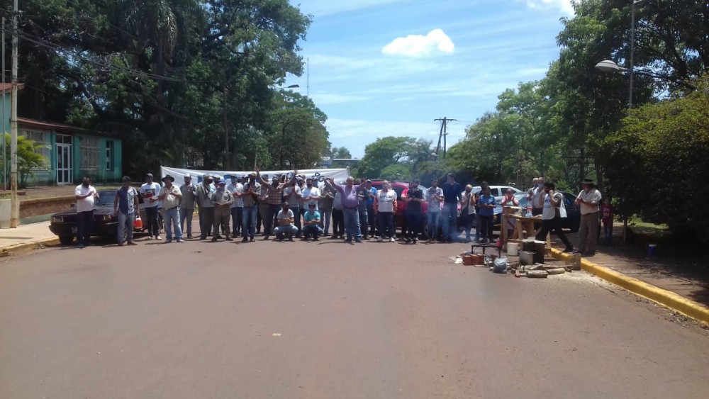 Trabajadores municipales se manifiestan frente a la Municipalidad de Aristóbulo