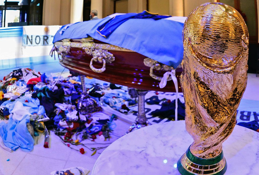 El último viaje de Maradona, con la veneración de su pueblo