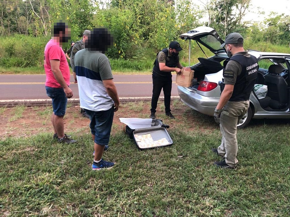 Transportaban más de dos millones de pesos sin declarar en un auto