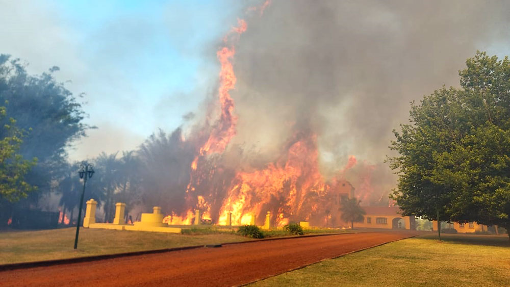 Bomberos combaten incendio en Garupá