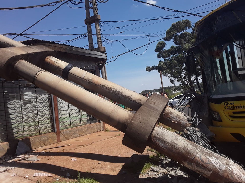 Posadas - Un colectivo chocó contra un poste de luz y dejó cuatro heridos