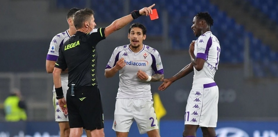 Mal debut: Martínez Quarta fue expulsado en Fiorentina