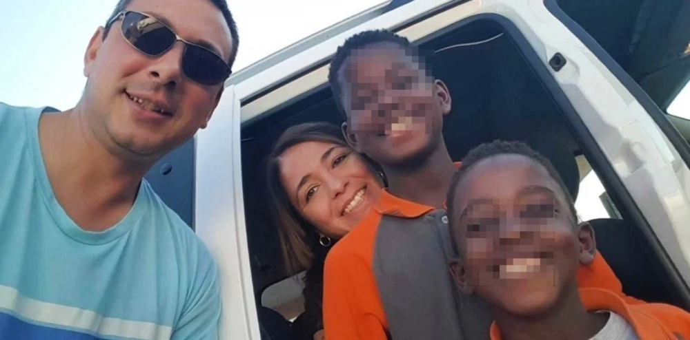 Conmoción: niños africanos adoptados y abandonados en una comisaría