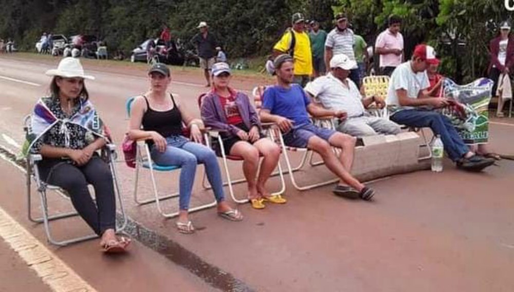 Tabacaleros mantienen cortada la ruta 14 en San Vicente