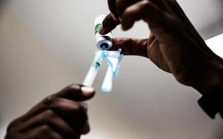 Llega a Brasil lote con 120 mil dosis de vacuna CoronaVac