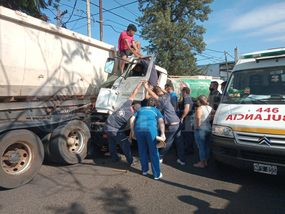 Choque de dos camiones municipales y dos autos dejan un herido y serios daños en Posadas