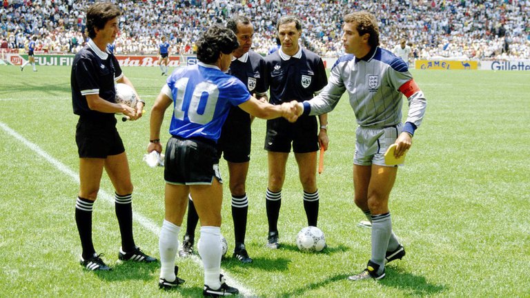 Homenaje a Maradona: proponen un triangular por la paz con Inglaterra, Argentina e Italia