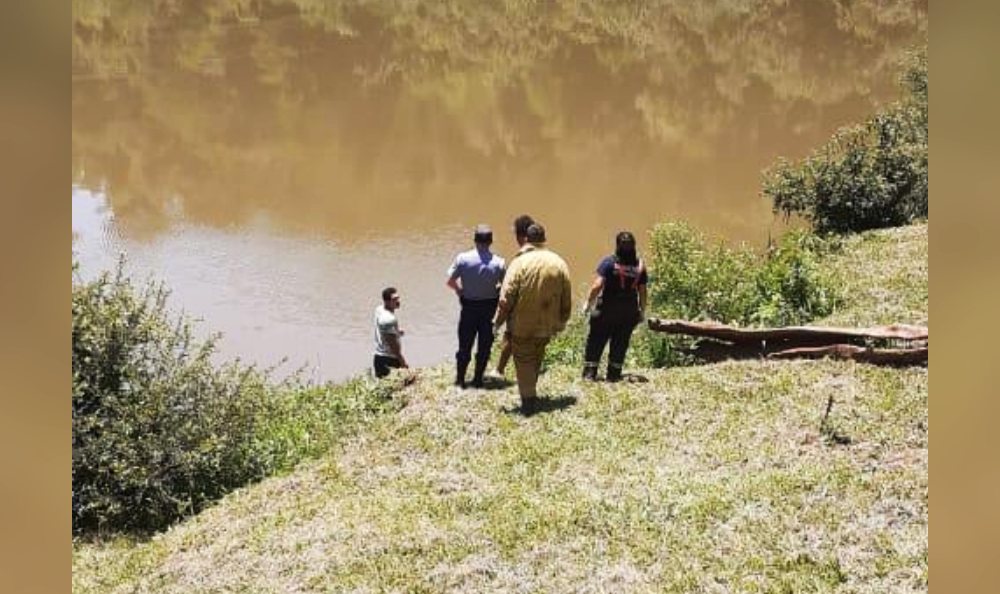 Buscan a un joven que desapareció en aguas del arroyo El Soberbio