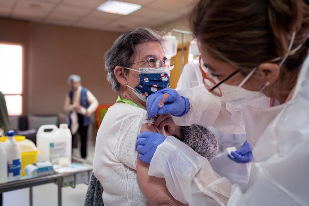 España comenzó este martes la inmunización masiva contra el coronavirus