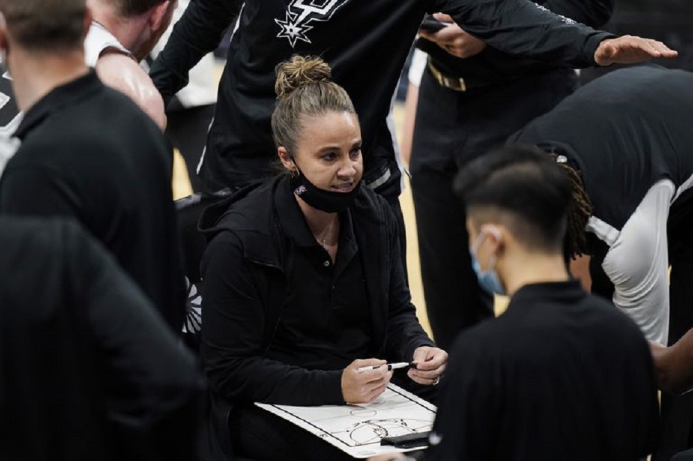 Becky Hammon se convierte en la primera mujer en dirigir a un equipo de la NBA
