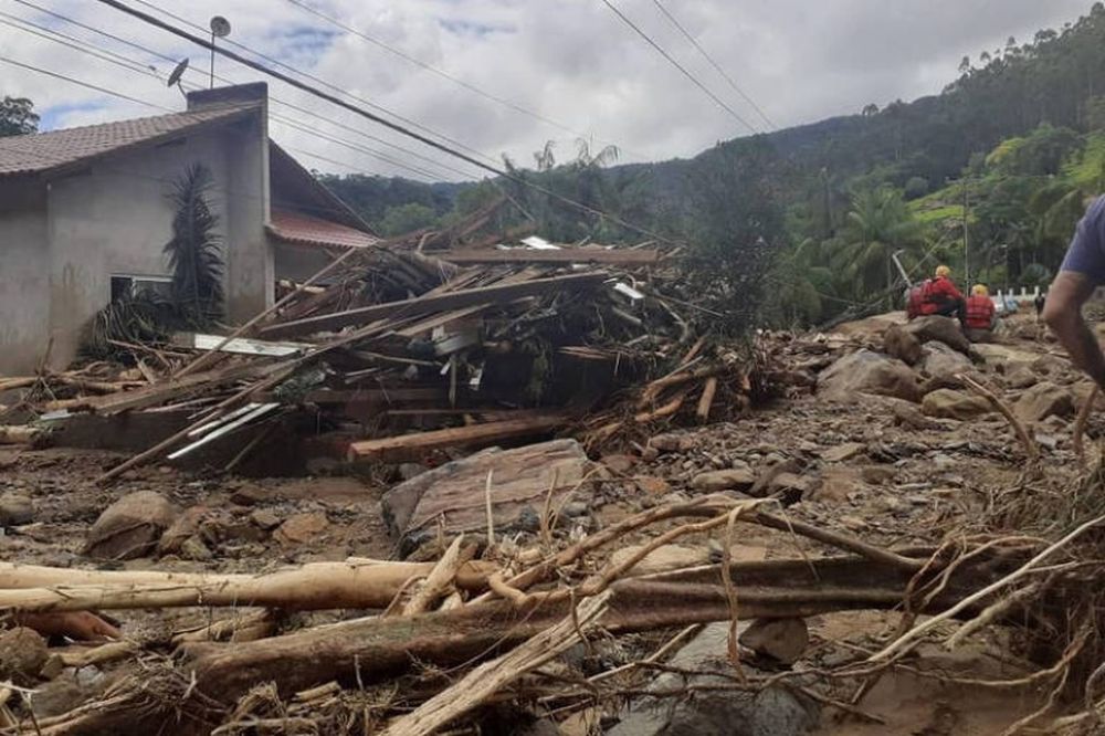 Aumenta a 15 número de muertos por intensas lluvias en Santa Catarina