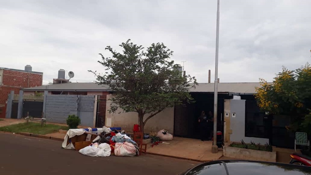 Desalojo violento en Itaembé Guazú: le sacaron la casa al policía infractor
