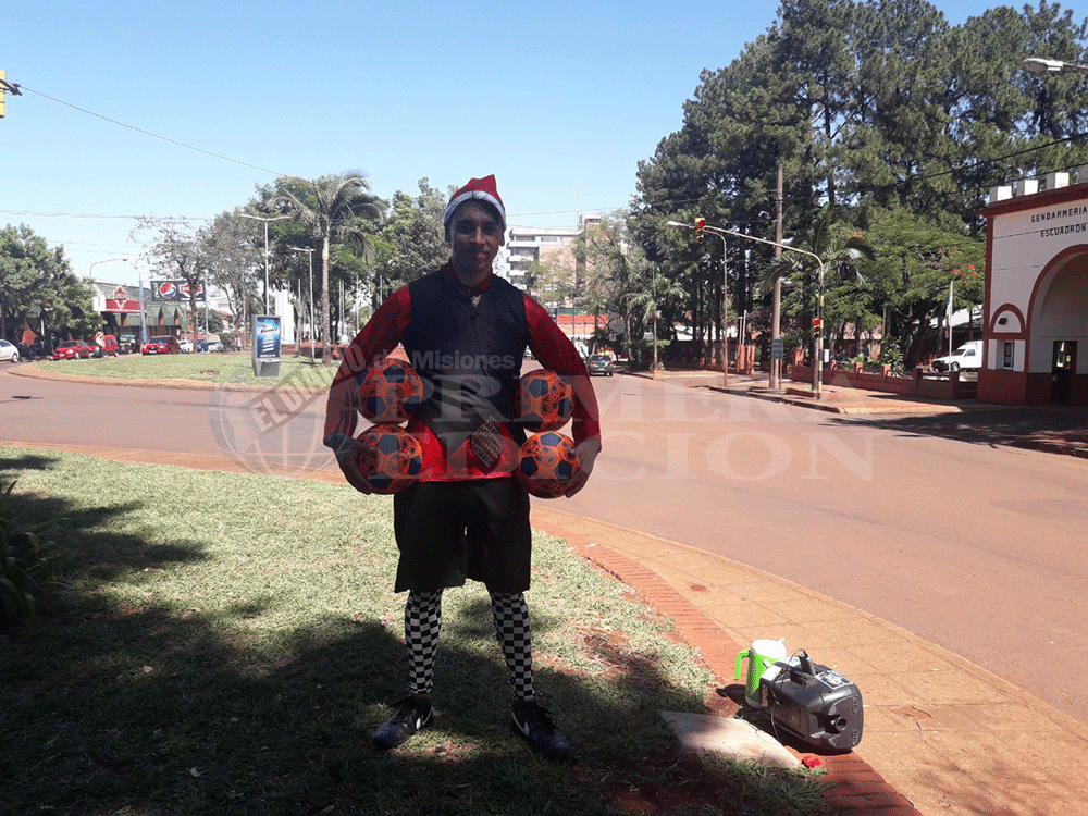 El “Payaso Paqueta” hace lo que ama en las calles de Oberá