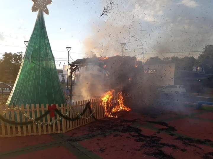 Se prendió fuego el pesebre de San Ignacio