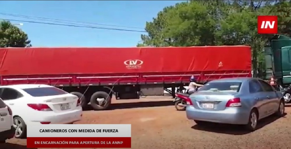 Camioneros protestan en el acceso al puente Posadas-Encarnación