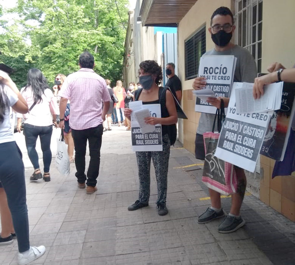 Pegaron afiches y repartieron volantes frente al colegio donde trabajaba Raúl Sidders
