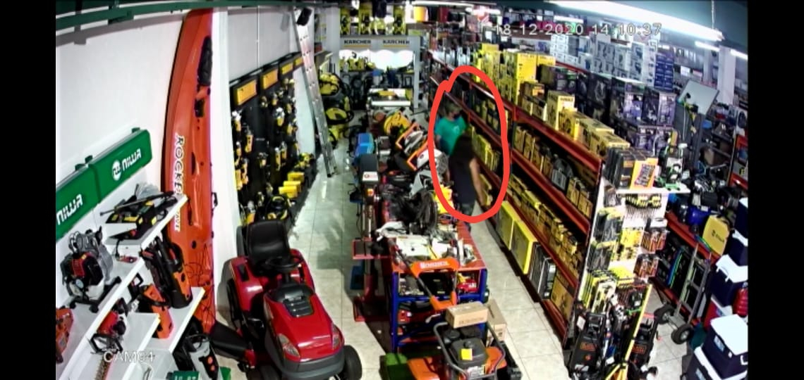 Robaron en local comercial y fueron captados en cámara