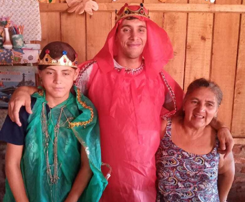 Primos juntan ropas y comida y los donan a un merendero de Posadas