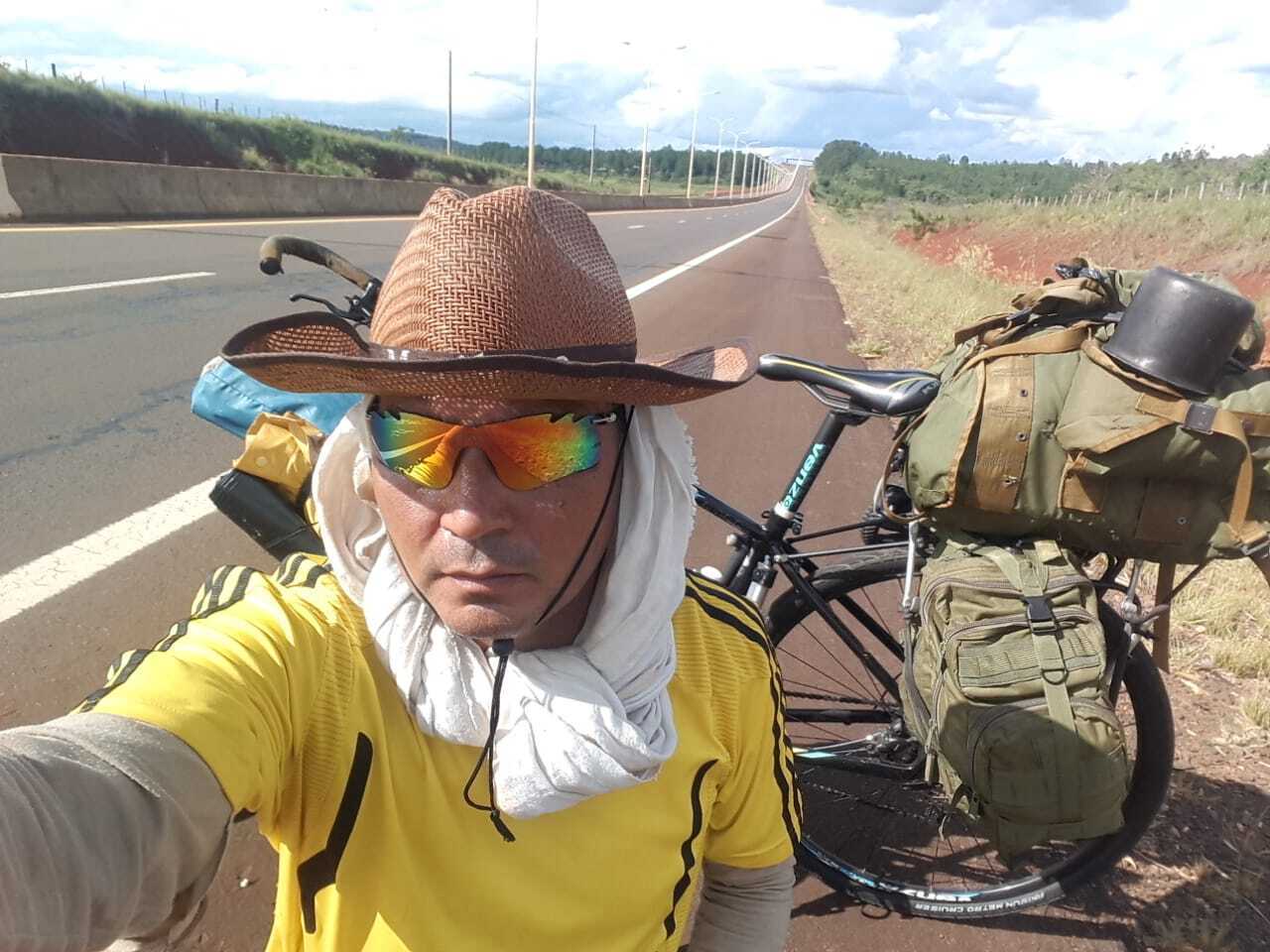 Viaja en bicicleta para hacer un homenaje al Escuadrón Alacrán que fue a Malvinas