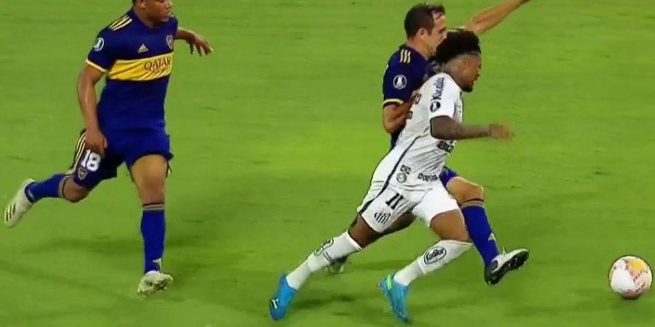 Boca-Santos: para el VAR, el penal reclamado fue un “roce de fútbol”