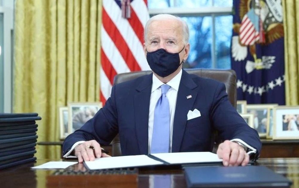 Biden firmó 17 decretos y revirtió las políticas claves de Trump