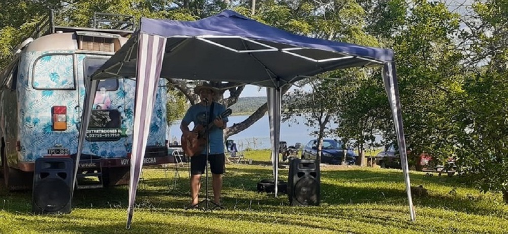 El músico Javier Arias recorre la provincia con un show itinerante