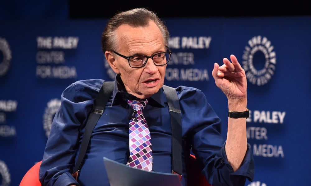 El presentador Larry King hospitalizado con coronavirus