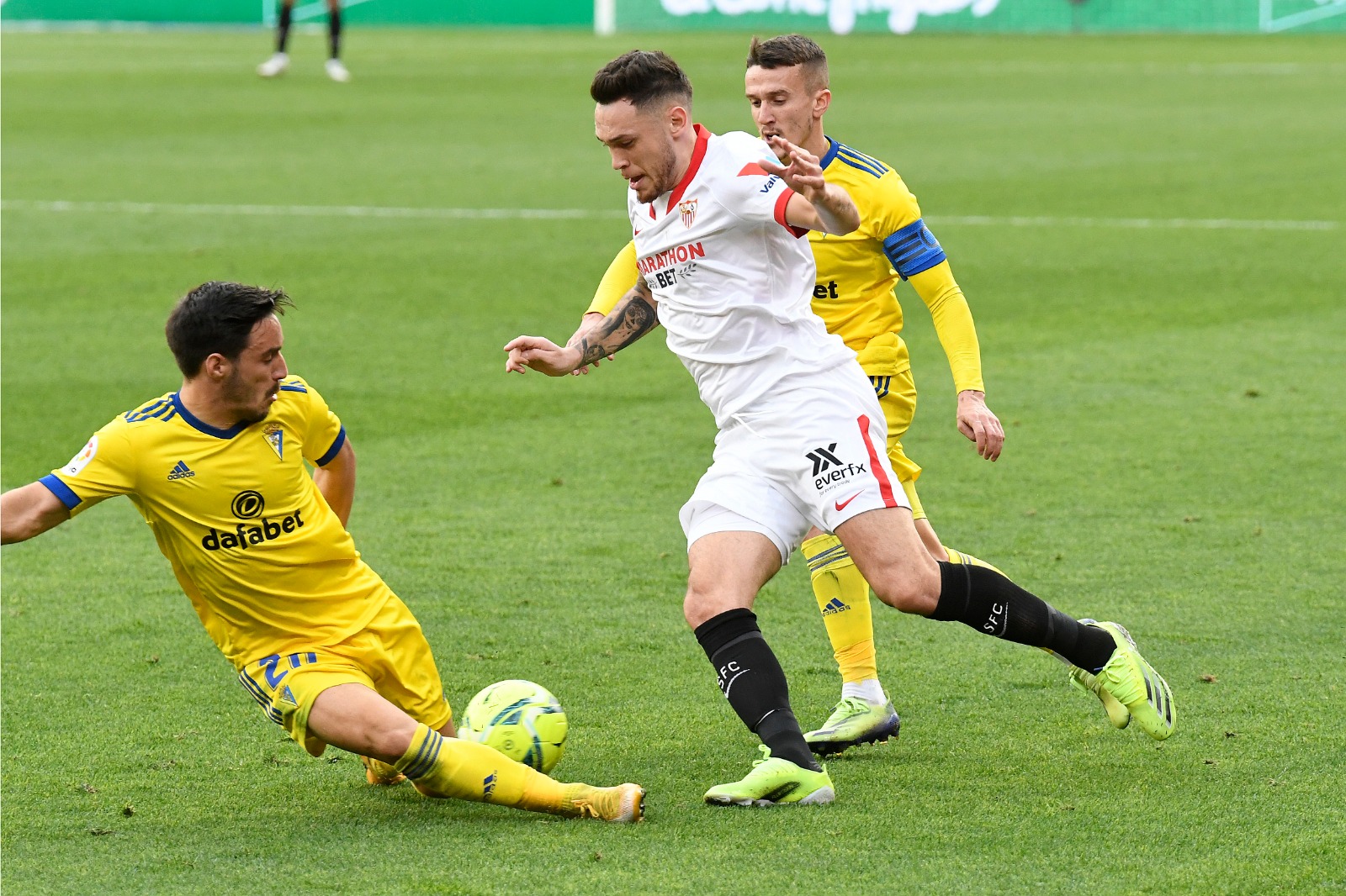 Sevilla, con Ocampos y Acuña, le ganó a Cádiz y se ubicó tercero