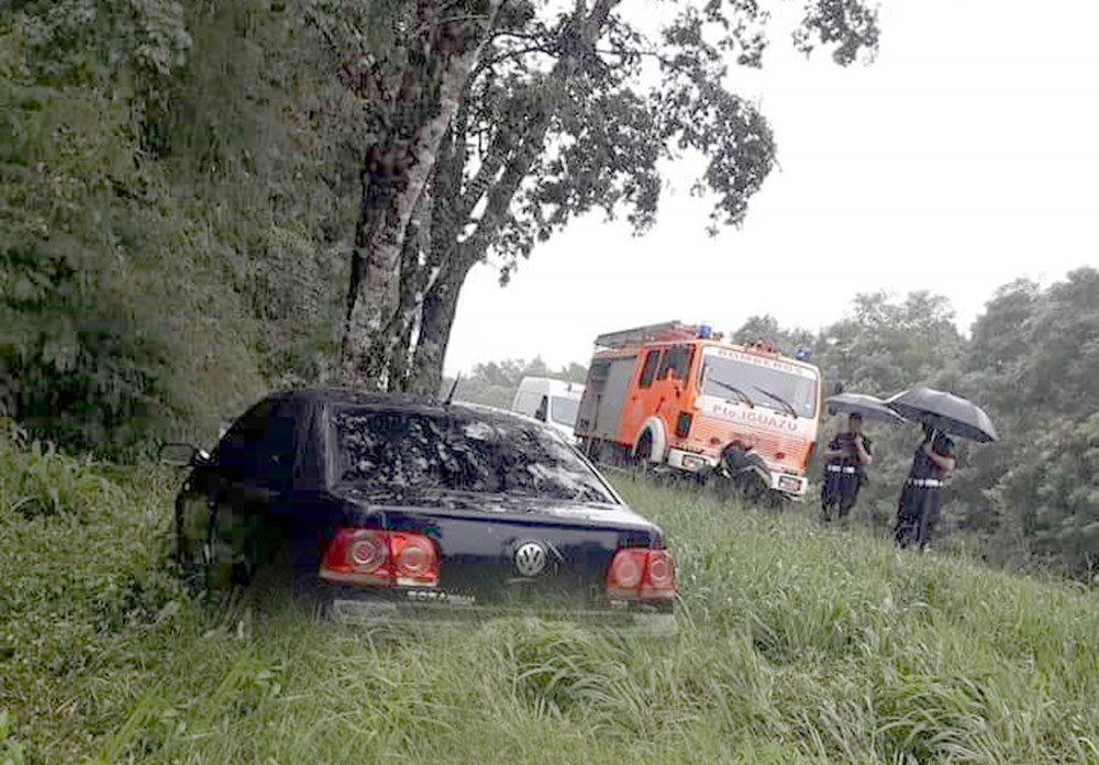 Ruta 12: perdió el control del auto y chocó contra un árbol