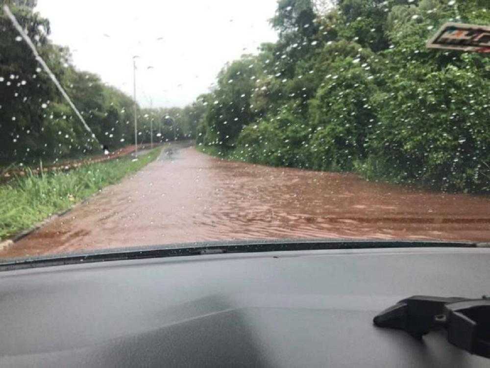 Temporal provocó desbordes en Iguazú e inundó Foz y Ciudad del Este