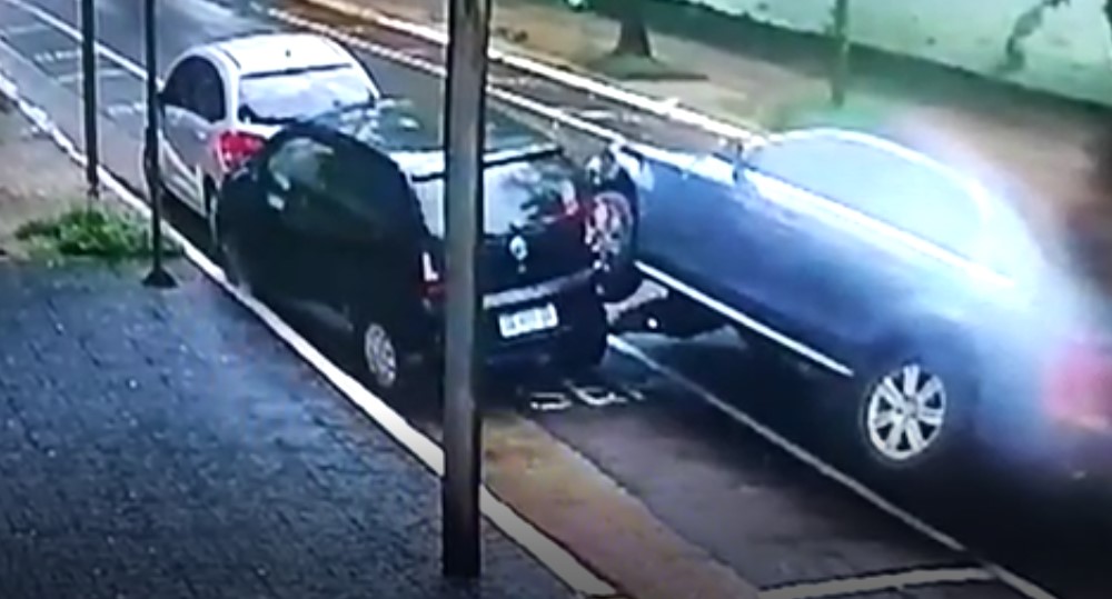 Chocó dos autos y casi volcó en pleno centro de Posadas