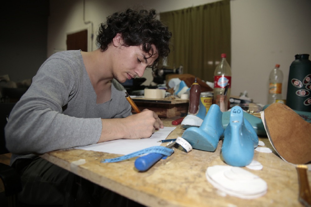 Rafael Román, el diseñador de los zapatos de ballet clásico