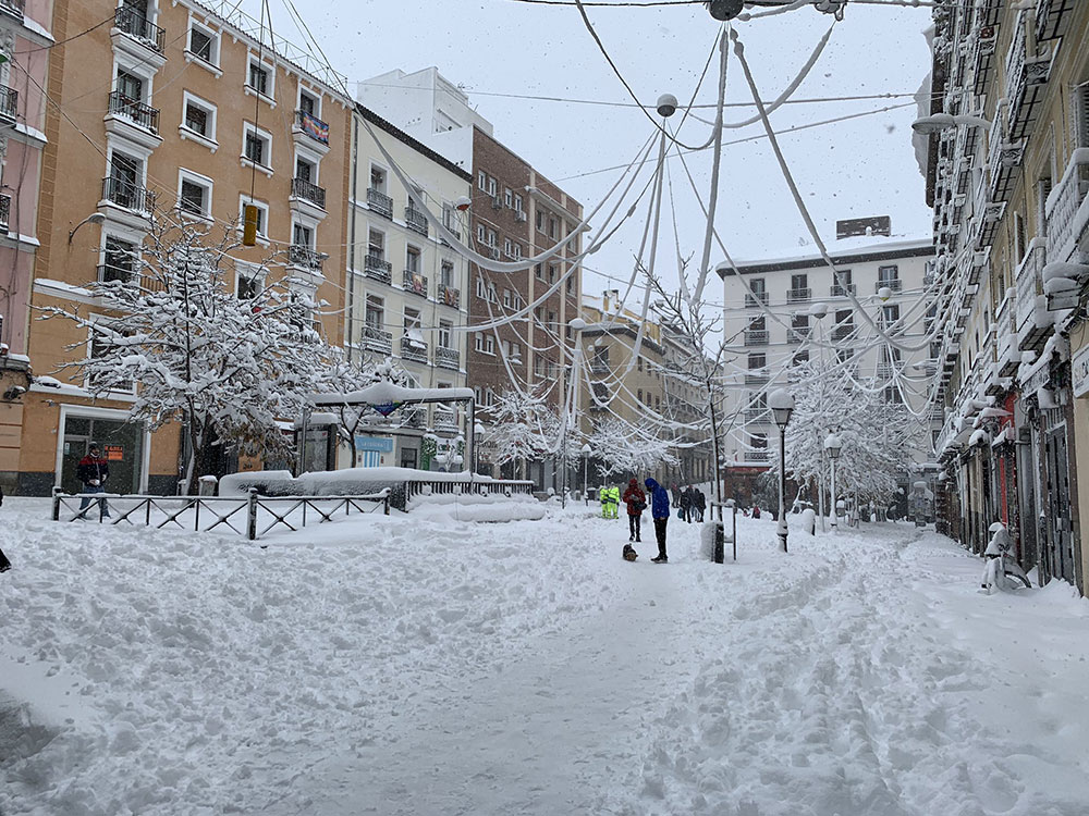 España sufre la mayor nevada en 60 años: suspenden clases, partidos y viajes