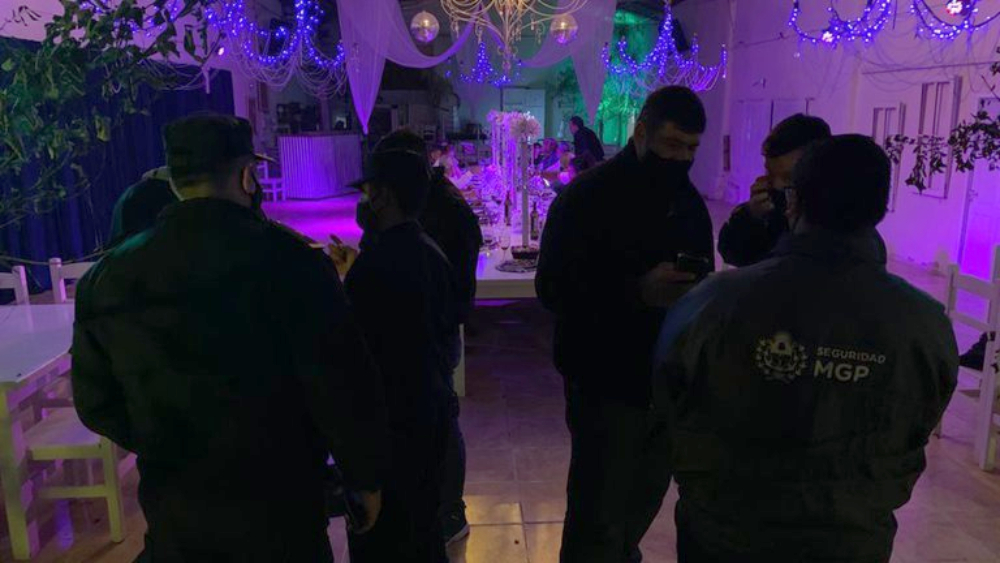 Organizaron una fiesta swinger y confundieron a policía con una stripper