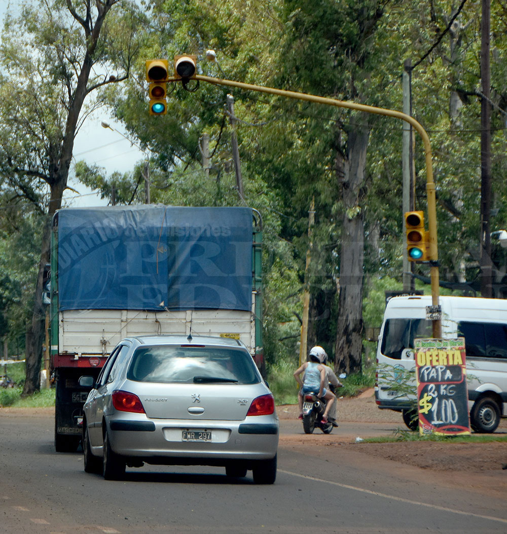 Doblan cuando el semáforo está en verde, pero son multados igual