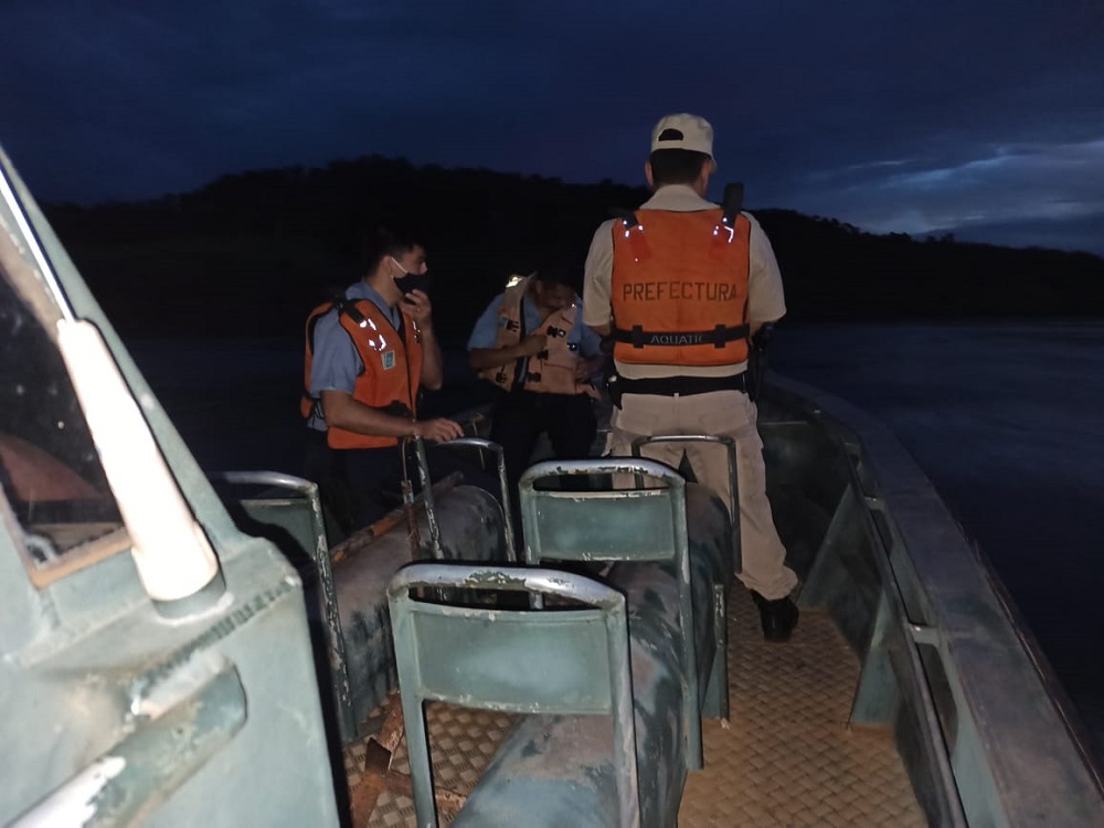 Desesperada búsqueda de tres hermanos desaparecidos en el río Paraná