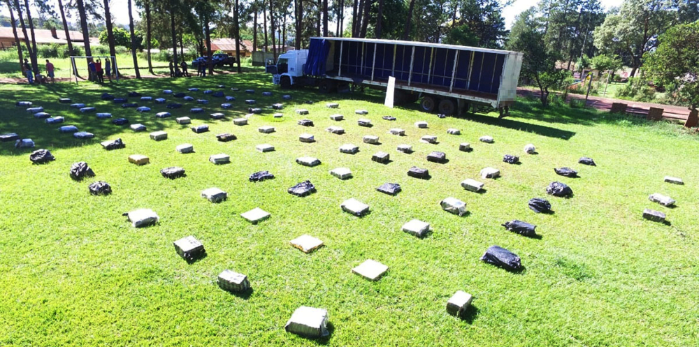 Abandonaron un camión con más 3.700 kilos de marihuana