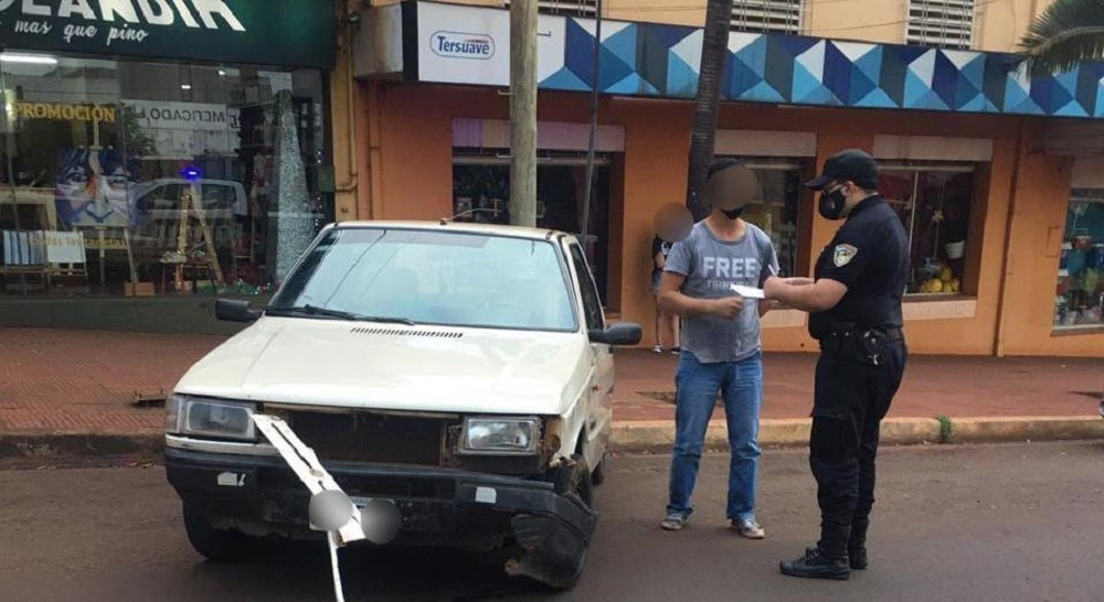 Oberá: choque entre auto y moto dejó a un joven lesionado
